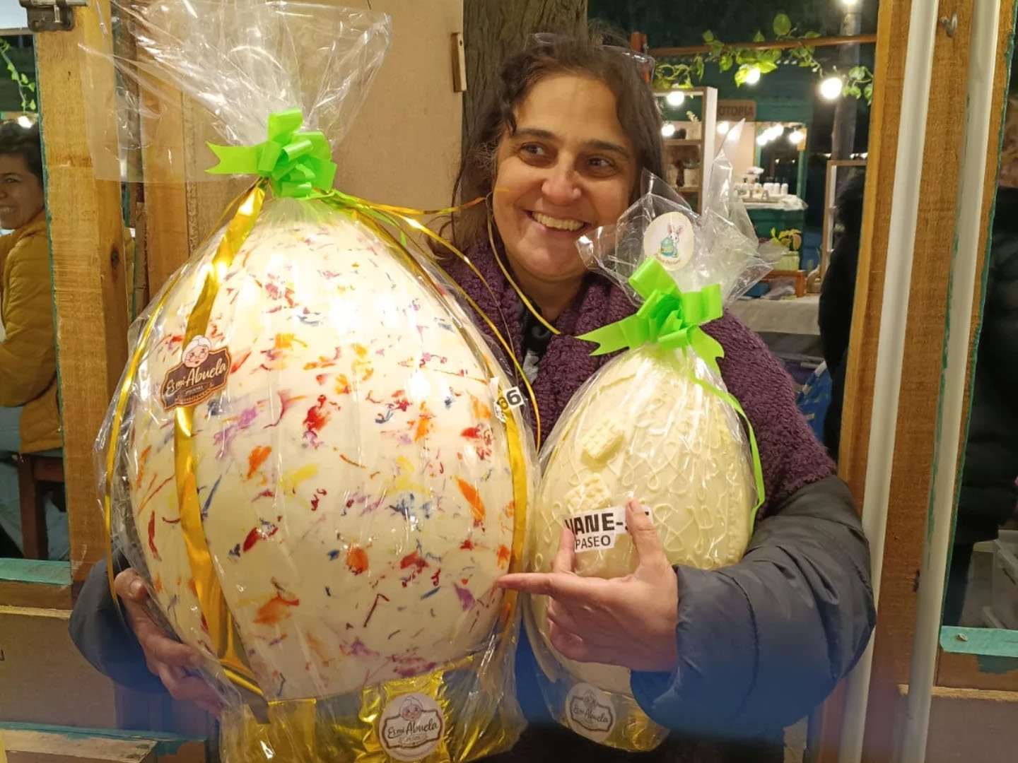 Gente disfrutando alfajores Es mi abuela